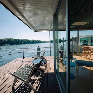 https://julia-schwimmendes-apartment.find-berlin-hotels.com